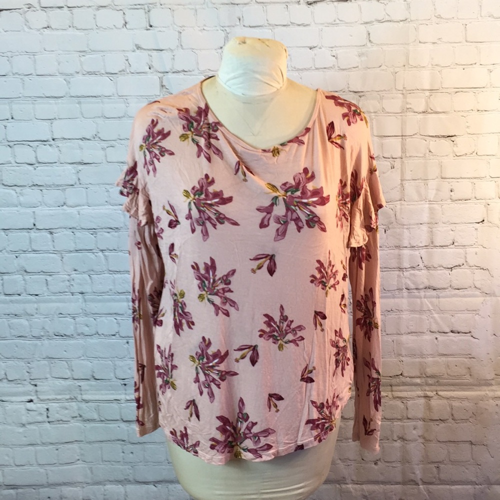 HM floral shirttail tee w ruffle on the long sleeve XL